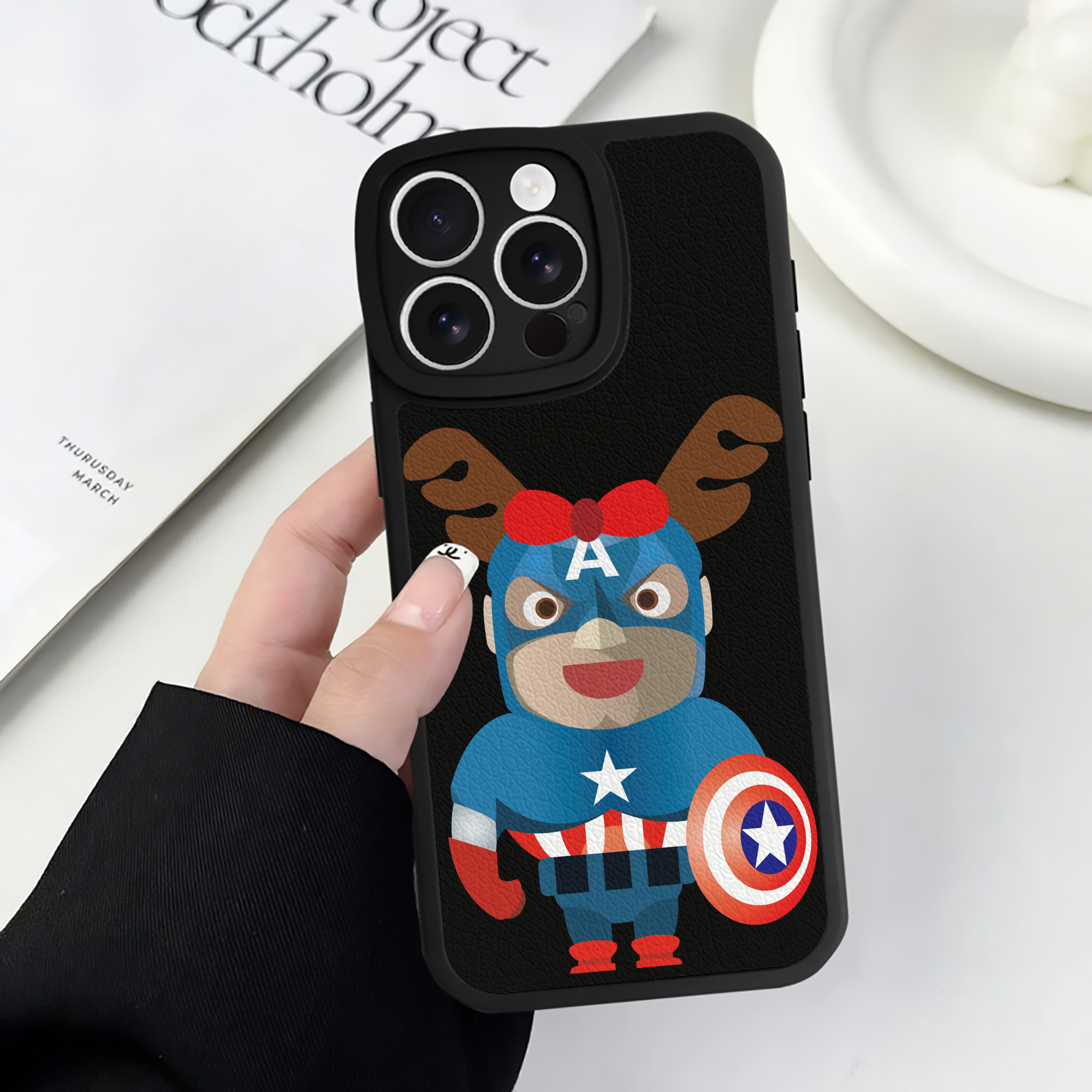 （画像用） アベンジャーズ The Avengers 【iPhone 16シリーズ対応】シリコンスマホケース（レザー調） 材質：シリコン